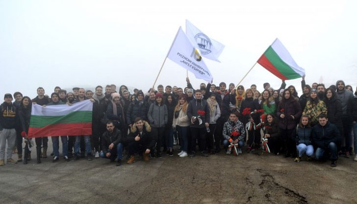 Над 120 студенти на Русенския университет „Ангел Кънчев” участваха в тържествата по случай 141-ата годишнина от Освобождението на България в подножието на историческия връх