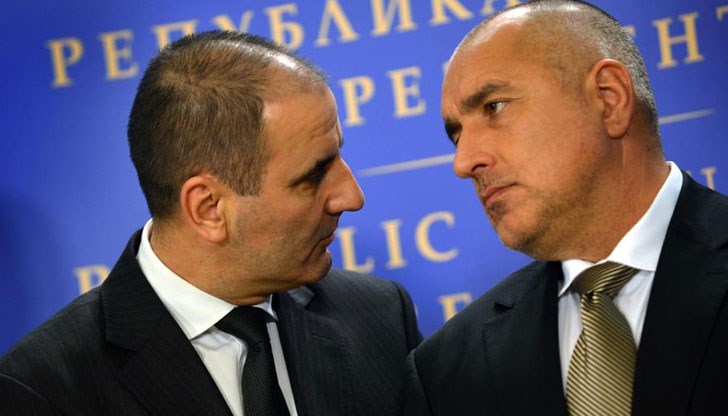 Премиерът е бесен от удара, който понася управлението му и цялата партия