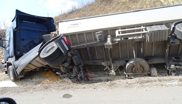 Товарният автомобил излязъл вдясно от пътното платно в посока Благоевград Товарният автомобил излязъл вдясно от пътното платно в посока Благоевград