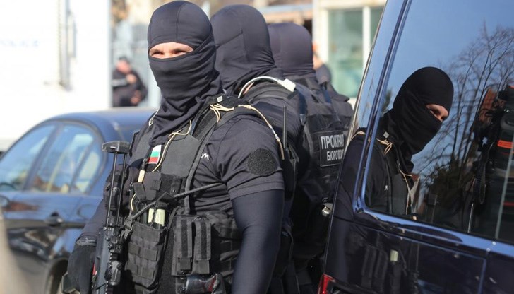 Специализираната прокуратура обвини 14 лица, сред които двама столични полицаи