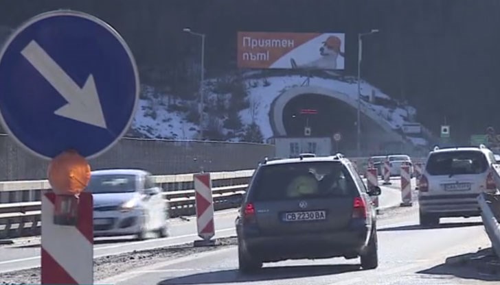 Движението в тунел "Топли дол" ще се осъществява само в една лента Движението в тунел "Топли дол" ще се осъществява само в една лента