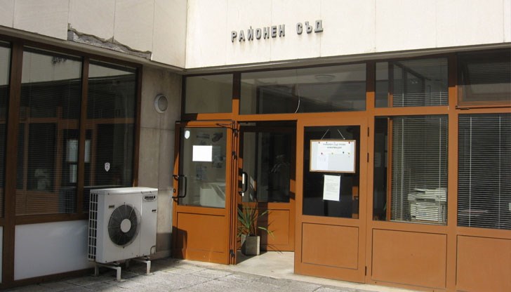 Тя е лишена и от правото си да заема материално-отговорна длъжност за 3 години Тя е лишена и от правото си да заема материално-отговорна длъжност за 3 години