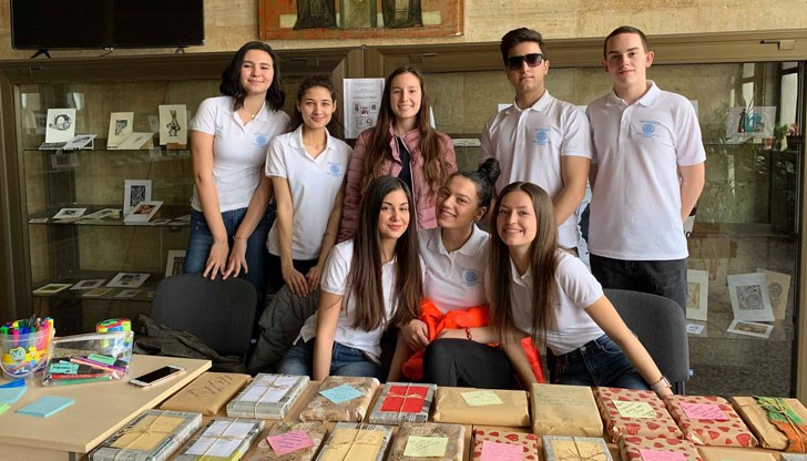 Повечето от хората носеха по няколко книги за даряване на библиотеката и няколко за размяна