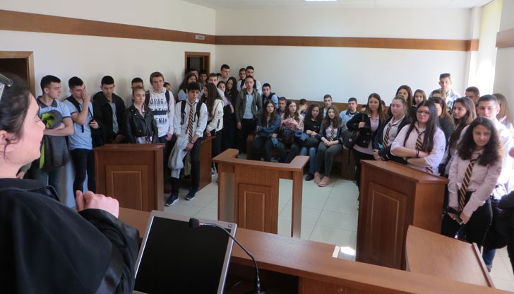 На този въпрос отговориха съдиите Вилиана Върбанова и Елица Димитрова пред ученици от  ПГИУ „Елиас Канети“