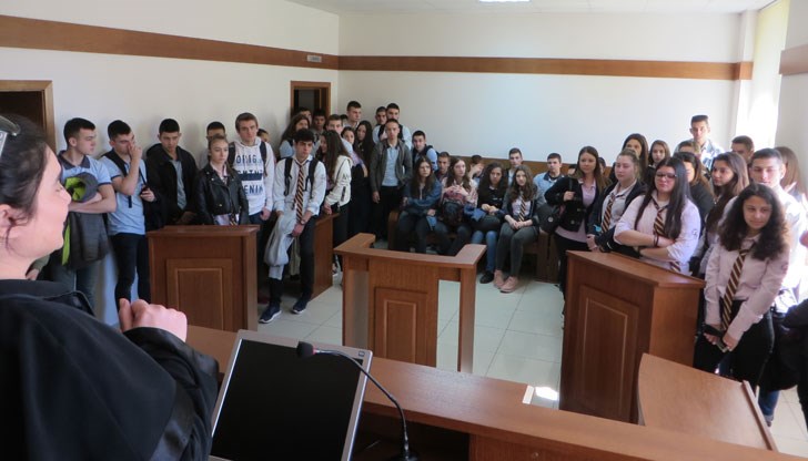 На този въпрос отговориха съдиите Вилиана Върбанова и Елица Димитрова пред ученици от  ПГИУ „Елиас Канети“