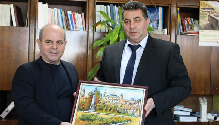 Сред първите, които уважиха личния му празник бяха кметът на община Русе г-н Пламен Стоилов