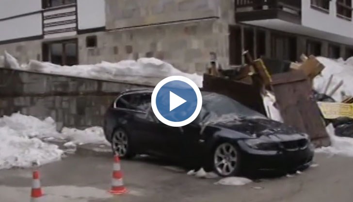Огромна снежна маса падна от козирката на хотел върху паркирани автомобили
