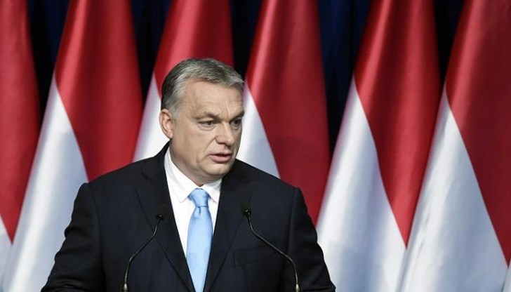 Канцлерът Ангела Меркел има дистанцирано отношение към Орбан