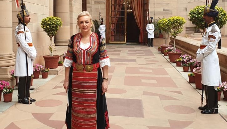 Елеонора Димитрова връчи акредитивните си писма в национална носия