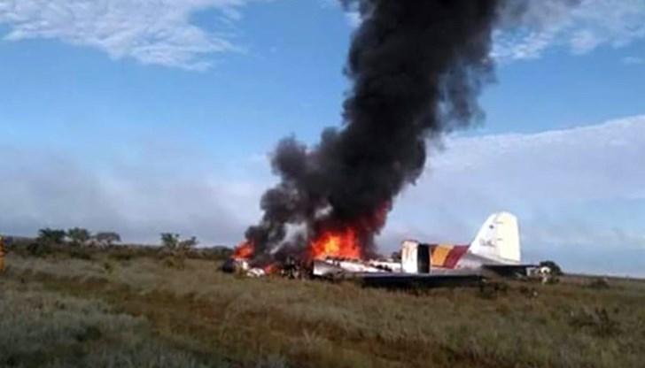 12 души загинаха, след като самолет се разби в централната част на страната