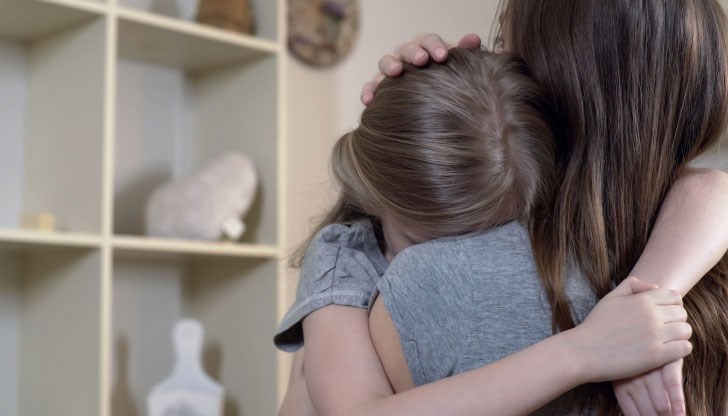 Бащата събличал дъщерите си голи и се снимал с тях в неприлични пози Бащата събличал дъщерите си голи и се снимал с тях в неприлични пози