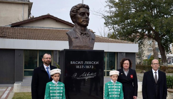 Откриха дългоочаквания паметник на Васил Левски