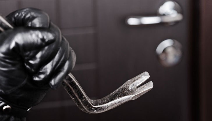 В жилището е извършен оглед от дежурна оперативна група и е започнато разследване