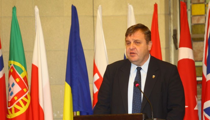 Никой не е молил България да даде бази в Черно море на САЩ или НАТО, заяви министърът на отбраната