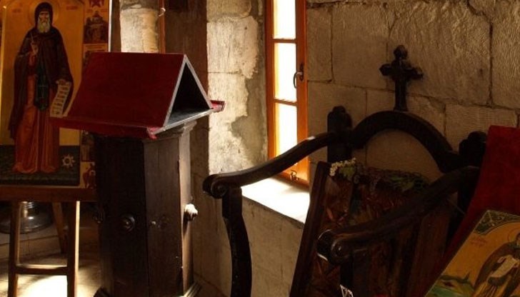 Святата реликва е дар на Русенската епархия от румънския патриарх Даниил в отговор на молбата на Русенския митрополит Наум