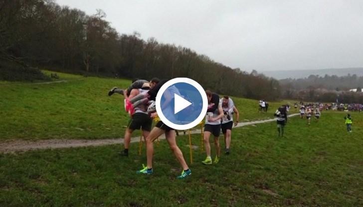 Забавното събитие в британското градче Доркинг завърши с предложение за брак