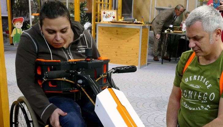 С помощта на OMNIBOT жената може без чужда помощ да стане от инвалидната количка