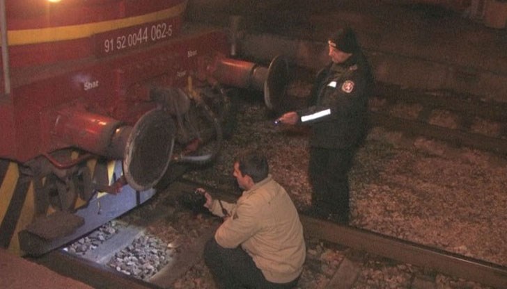 Машинистът видял в последния момент самоубиеца и опитал да спре локомотива, но не успял