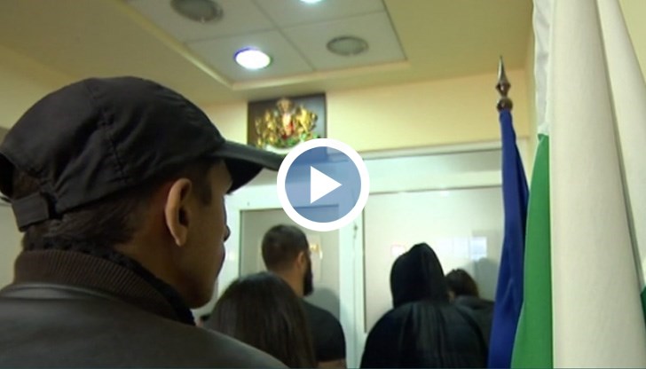 В ареста остават и двамата полицаи от Второ РПУ