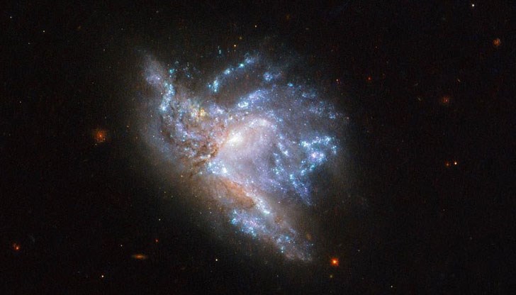 Двете галактики, които формират една цялост със странна форма, са кръстени NGC 6052A и NGC 6052B