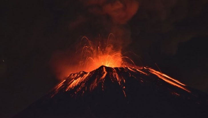 От няколко дни Попокатепетъл изхвърля пепел, дим и лава, а активността му непрекъснато се увеличава От няколко дни Попокатепетъл изхвърля пепел, дим и лава, а активността му непрекъснато се увеличава