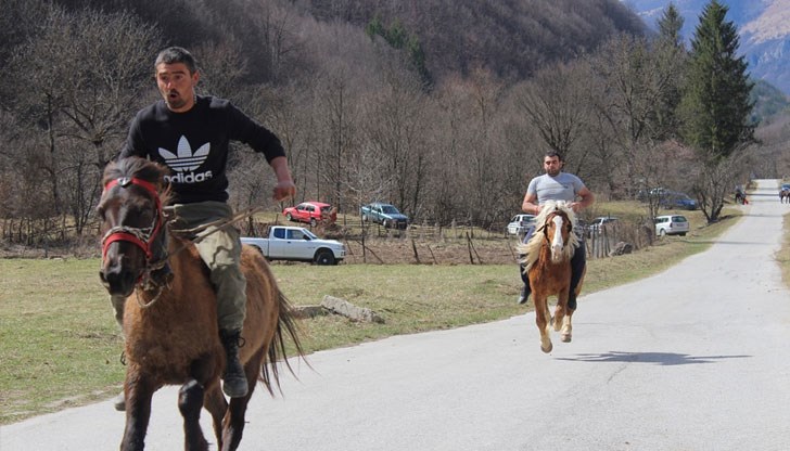 Бяха пресъздадени ритуал по миене на косата, в който майка на днешния ден измива косите на детето си, за да растат дълги и гъсти като конски опашки и ритуал по захранване на конете