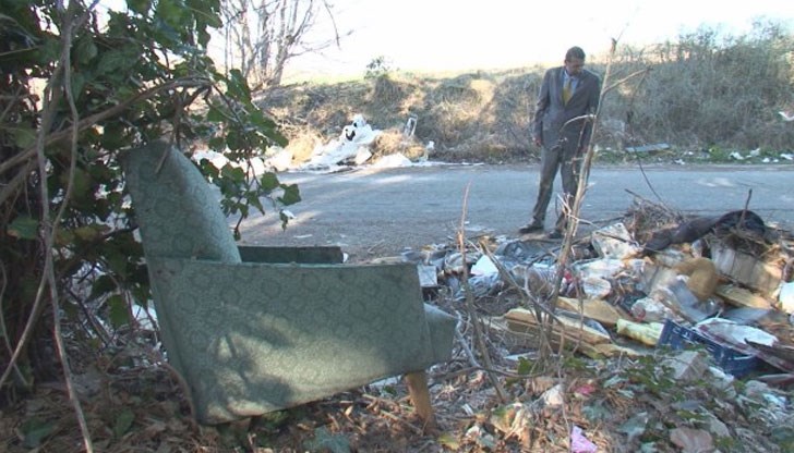 Освен битови отпадъци на места има и разлагащи се тела на животни