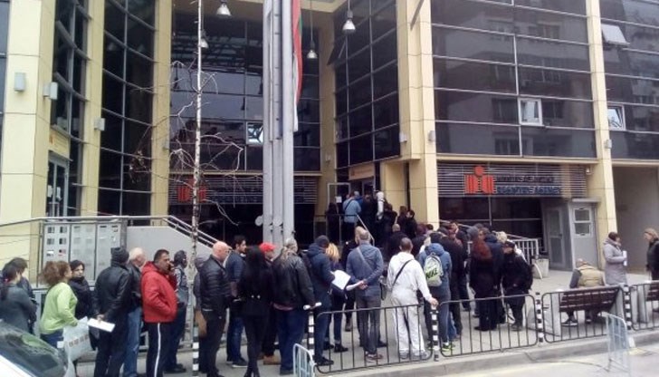 Опашката пред централната сграда на Търговския регистър в столицата вече е отчайваща Опашката пред централната сграда на Търговския регистър в столицата вече е отчайваща