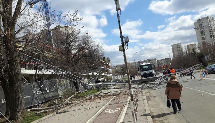 За момента няма информация за пострадали хора. Нанесени са щети по лек автомобил