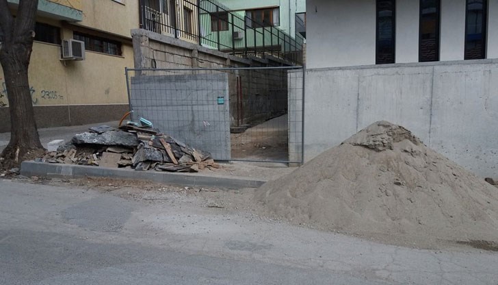 Защо тази улица години наред е без тротоари и защо фирмата, строяща жилищна сграда на ул. Петрич, използва тротоара и платното като строителна площадка?