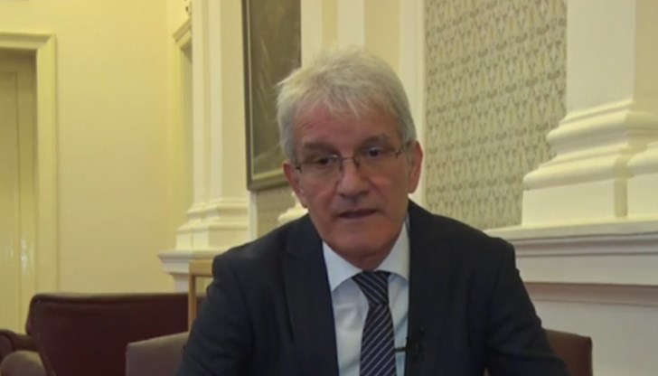 Ако им се даде възможност да изразят свободно мнението си, сигурно ще има достатъчно хора, които ще изберат друг път Ако им се даде възможност да изразят свободно мнението си, сигурно ще има достатъчно хора, които ще изберат друг път