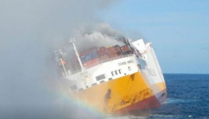Корабът е бил обхванат от пожар, който се е усилил през последните 24 часа