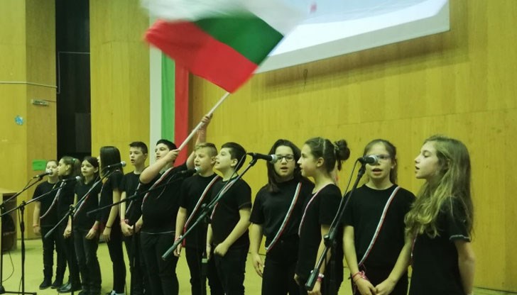 Програмата беше изпълнена с множество патриотични песни и танци, изпълнени от възпитаниците на учебното заведение