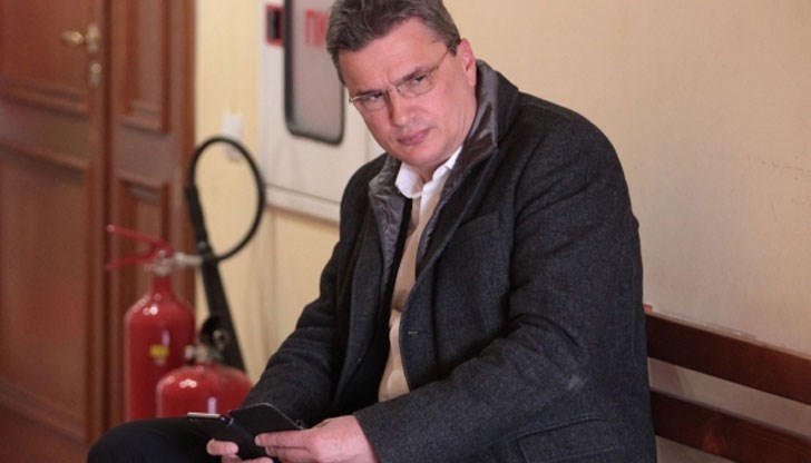 Василев го посъветвал да се "имунизира" срещу сумите, които ще вижда. Така, за да се изкарат хиляда единици печалба се прехвърляли милиони в различни валути Василев го посъветвал да се "имунизира" срещу сумите, които ще вижда. Така, за да се изкарат хиляда единици печалба се прехвърляли милиони в различни валути