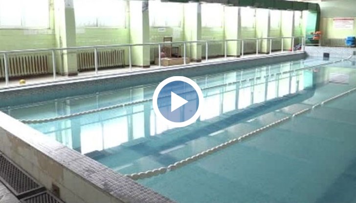 До инцидента се стига, защото лаборантът, който отговаря за басейна, се разболял