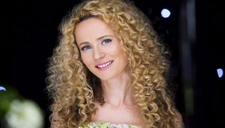 Талантливата изпълнителка е родена на 29 март 1981 г. във Варна