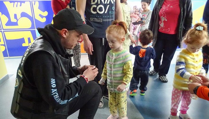 Момчетата от русенския мото клуб закичиха с мартенички децата в отделението по педиатрия