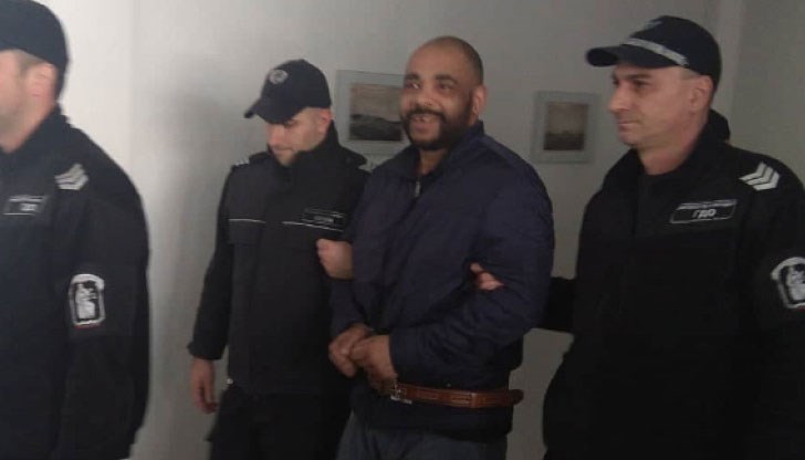 Оуен Уолкот е опитал да уринира пред полицаи при ареста му в Килифарево Оуен Уолкот е опитал да уринира пред полицаи при ареста му в Килифарево