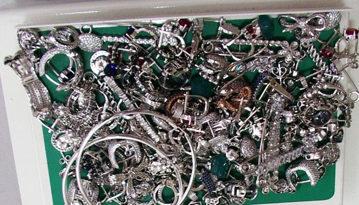 Среброто с тегло почти 7 килограма е било скрито в двойно дъно на две пътнически чанти