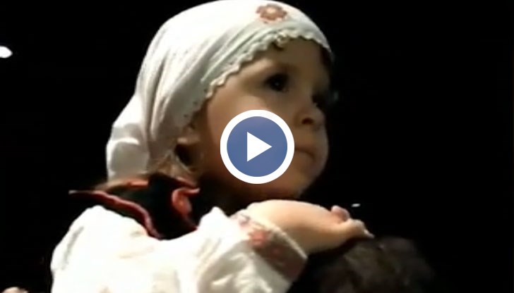 Момиченцето започнало да изпълнява български народни песни още преди да се научи да говори