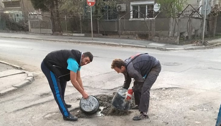 Русенци излязоха да си запълнят дупките на улицата, за да могат да паркират