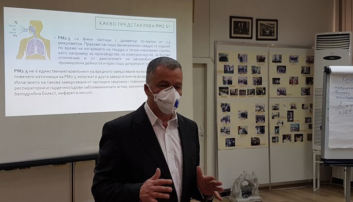 Българите трябва да свикнат да носят маски на лицата си, заяви адв. Пламен Таушанов, председател на Българската асоциация за закрила на пациентите