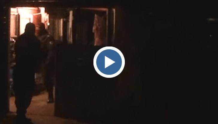 Кадрите показват ареста на задържаните, както и намерените у тях оръжия, голям брой лични карти, телефони, лаптоп и друга техника