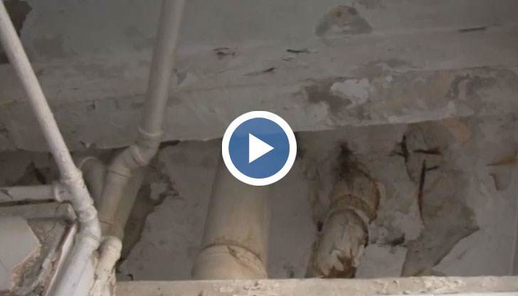 Деца се раждат в условията на падаща мазилка, счупени тръби, мръсни тоалетни и липса на топла вода