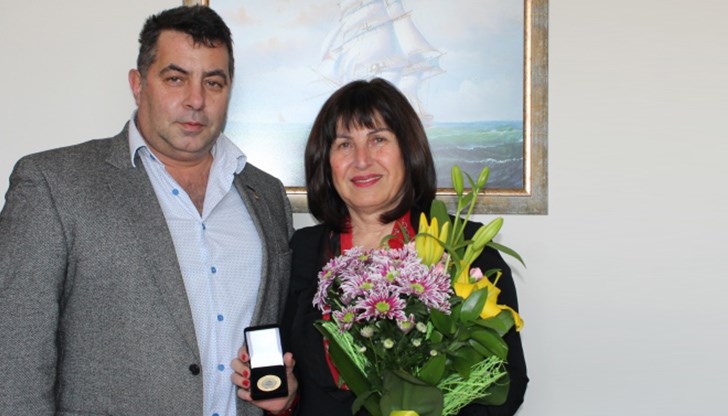 Днес г-жа Пеева отбелязва и своята 65-та годишнина Днес г-жа Пеева отбелязва и своята 65-та годишнина