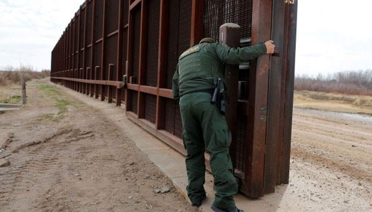 Тръмп многократно е заявявал, че границата е необходима, за да се предотврати нахлуването на престъпници и терористи в Съединените щати Тръмп многократно е заявявал, че границата е необходима, за да се предотврати нахлуването на престъпници и терористи в Съединените щати