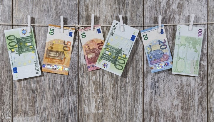 Щедър дарител пъхал в пощенските кутии на хората пликове с пари