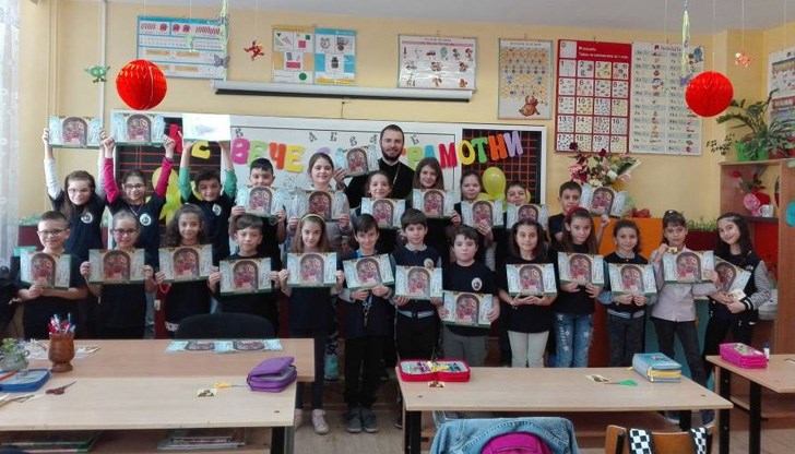 Децата подготвиха и изненада за майките си с помощта на отец Кирил Синев