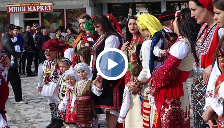 Присъстващите на празника местни хора и гости от цялата страна запълзяха в „партизанска нишка” към хълма над село, където се провеждат традиционните надбягвания с коне и каруци