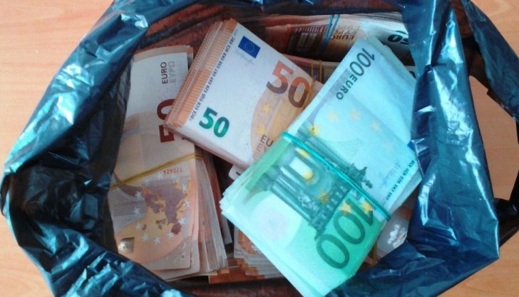 Крупната сума е била открита на 20 март при проверка на автобус на фирма "Юнион Ивкони" Крупната сума е била открита на 20 март при проверка на автобус на фирма "Юнион Ивкони"